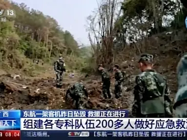 Tentara melakukan operasi pencarian di lokasi kecelakaan pesawat maskapai China Eastern Airline di Tengxian, Daerah Otonomi Guangxi Zhuang, Selasa (22/3/2022). Tim penyelidikan telah menemukan puing-puing badan pesawat namun tidak menemukan adanya korban para penumpang. (CCTV via AP Video)