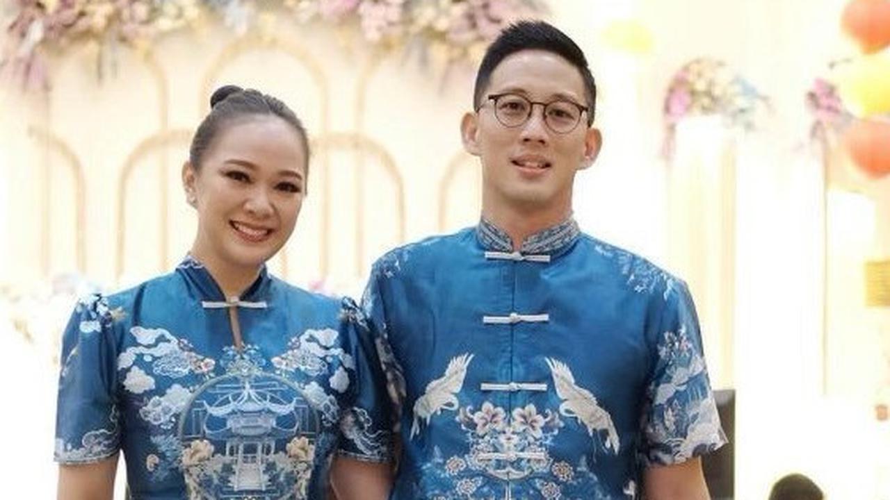 Lebih semarak lagi, Yuanita Christiani dan keluarga merayakan Imlek dengan menggunakan busana biru. Di acara kumpul keluarga besar, keluarga kecil Yuanita cukup mencuri perhatian lantaran ornamen bajunya sangat menawan.