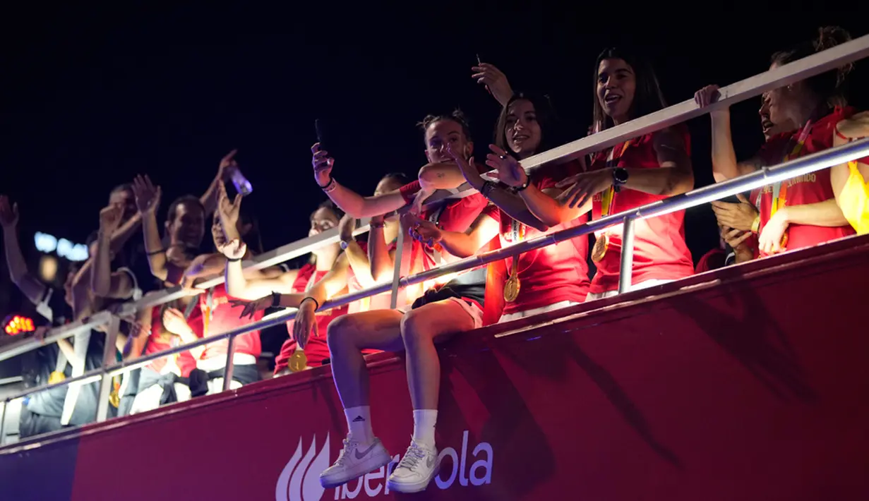 La Furia Roja Femenio diarak keliling kota menggunakan bus terbuka. (AP Photo/Manu Fernandez)