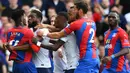 Japhet Tanganga (kiri kedua) menjadi salah satu faktor kekalahan perdana Tottenham Hotspur kala melawan Crystal Palace. The Lilywhites harus bermain dengan 10 pemain setelah Tanganga diganjar dua kartu kuning setelah ribut dengan Wilfred Zaha dan melanggar Jordan Ayew. (Foto: AFP/Justin Tallis)