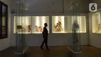 Pengunjung melihat-lihat koleksi Museum Wayang, Jakarta, Sabtu (13/6/2020). Museum yang berada di kawasan Kota Tua Jakarta tersebut mulai kembali dibuka saat pemberlakukan masa transisi PSBB dengan protokol kesehatan. (merdeka.com/Imam Buhori)