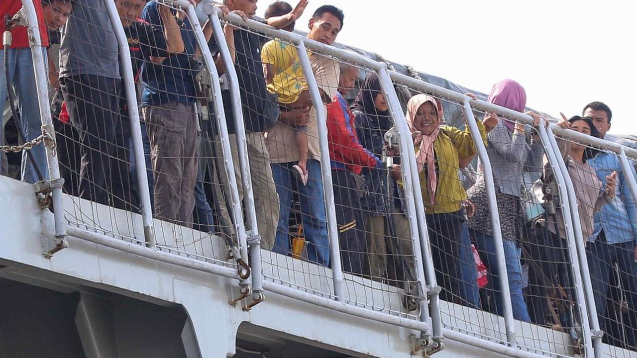 Para pemudik yang kembali ke Jakarta naik KRI Banda Aceh-593 ini merupakan peserta Mudik Gratis Naik Kapal Perang yang diadakan TNI AL.&nbsp;Liputan6.com/Herman Zakharia