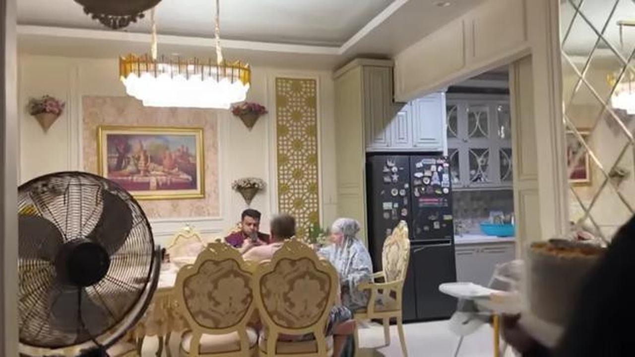5 Potret Ruang Makan di Rumah Fadil Jaidi saat Sahur, Usung Gaya Klasik Modern Elegan