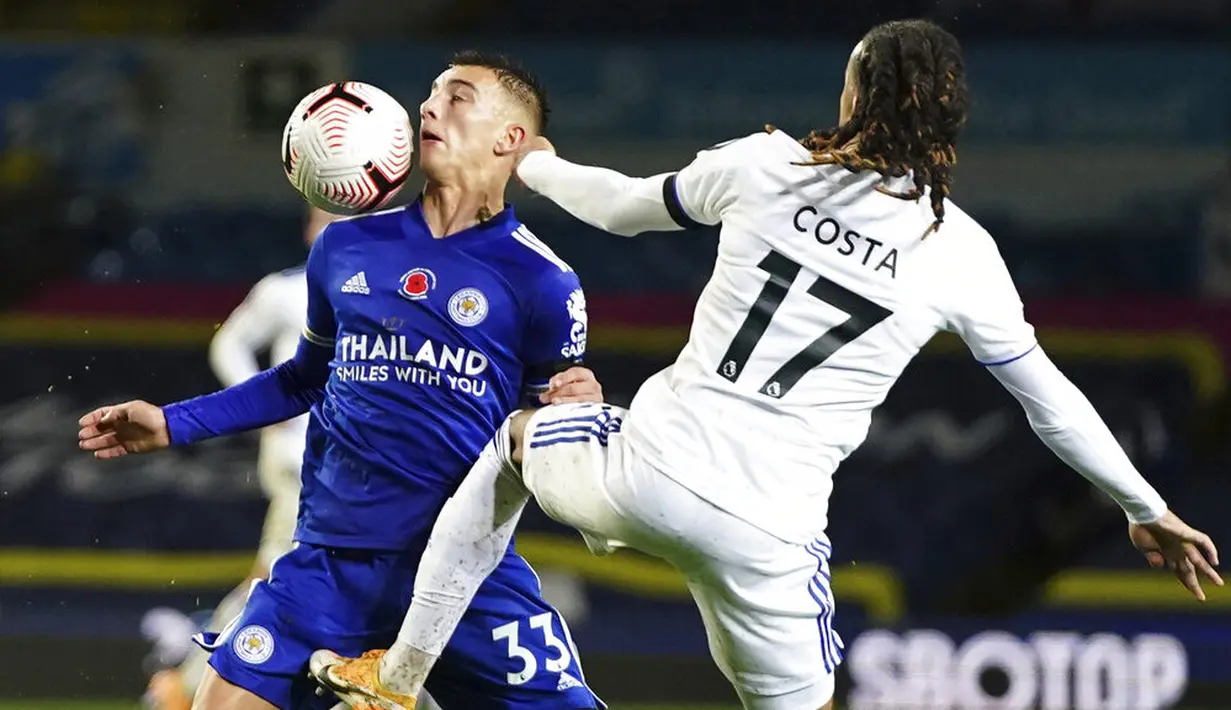 Pemain Leicester City, Luke Thomas, berebut bola dengan pemain Leeds United, Helder Costa, pada laga Liga Inggris di Stadion Elland Road, Senin (2/11/2020). Leicester City menang dengan skor 4-1. (AP/Jon Super)