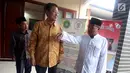 Ketum PBNU, Said Aqil Siradj (kanan) menyambut kedatangan Dubes RRT untuk Indonesia, Xie Feng di Ponpes Luhur Al Tsaqafah, Jakarta, Jumat (2/6). RRT dan PBNU akan meluncurkan Pusat Kajian Tiongkok di Universitas NU Indonesia (Liputan6.com/Johan Tallo)