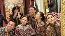 Penampilan Nagita di pembukaan Le Nusa Jakarta menjadi sorotan. Dengan blouse karya desainer lokal dan tas berkelas internasional, ia menunjukkan kemampuannya memadukan gaya yang tidak hanya mencerminkan keanggunan, tetapi juga mendukung karya anak bangsa. [@raffinagita1717].