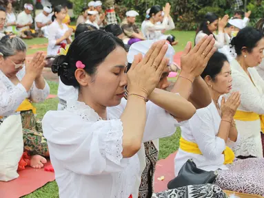 Umat Hindu melakukan sesi persembahyangan Hari Raya Galungan di Pura Amerta Jati, Cinere, Jakarta Selatan, Rabu (19/11/2025). Hari Raya Galungan diselenggarakan setiap 210 hari sekali berdasarkan perhitungan kalender Bali. (merdeka.com/Arie Basuki)