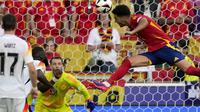 Momen Mikel Merino taklukkan kiper Jerman Manuel Neuer di laga perempat final Euro 2024 (AP)
