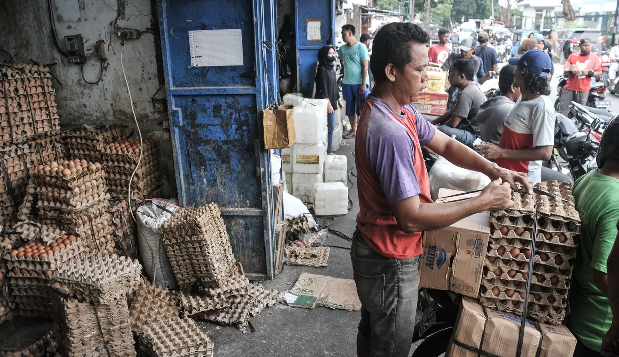 Aktivitas pekerja di salah satu agen telur ayam di Jakarta, Selasa (14/3/2023). Menjelang Ramadan harga telur ayam merangkak naik kisaran 8-10 persen dari bulan sebelumnya menjadi Rp30.000 per kilogram. (merdeka.com/Iqbal S Nugroho)