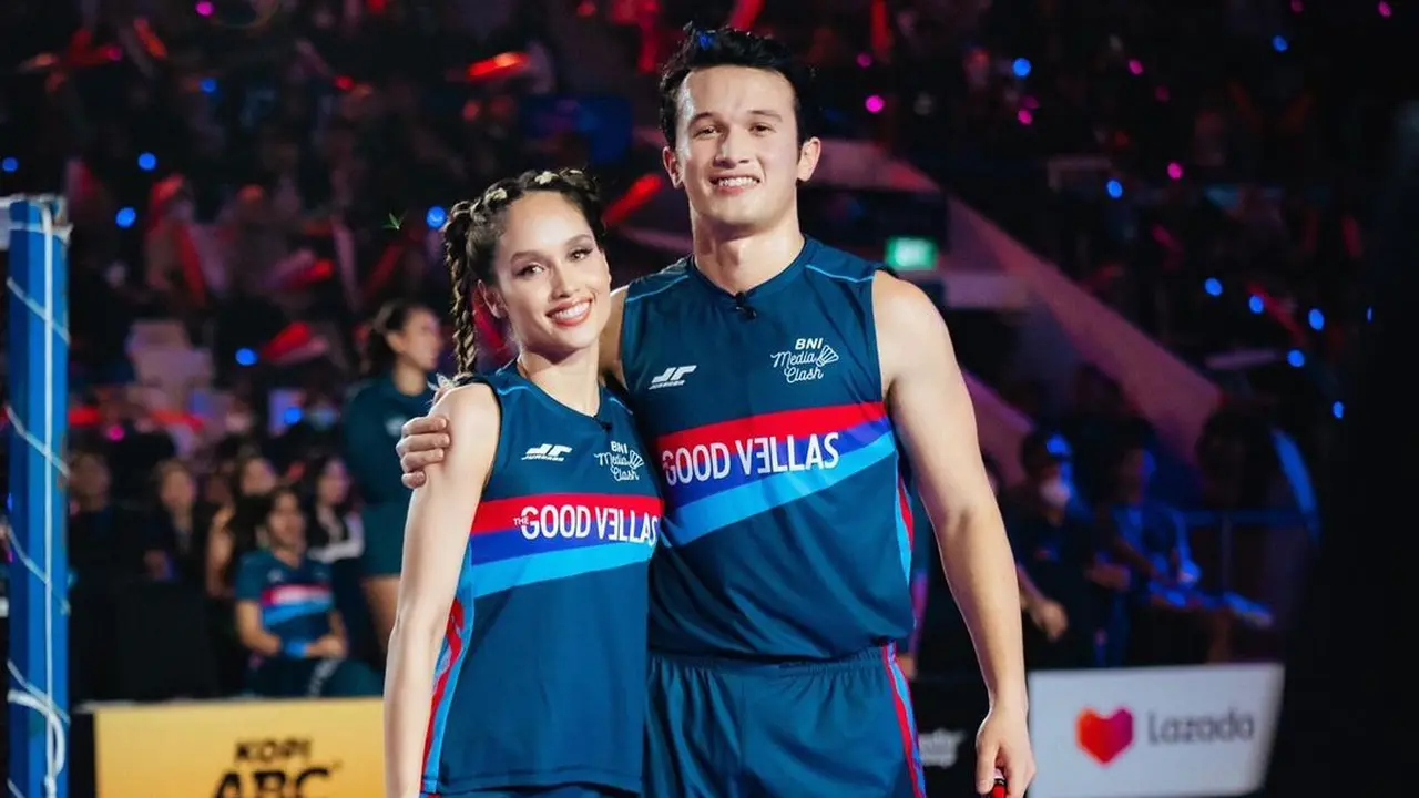 Gaya Serasi Romantis Cinta Laura dan Arya Vasco ala Barbie dan Ken dalam Mode Sporty