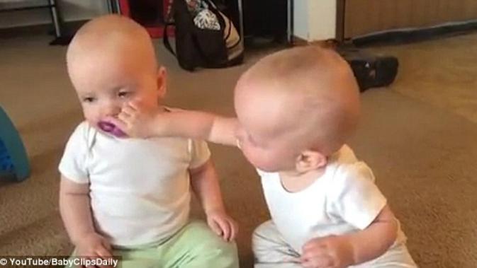 Aksi Lucu 2 Bayi Kembar Berebut Empeng Bikin Gemas Netizen Global Liputan6 Com