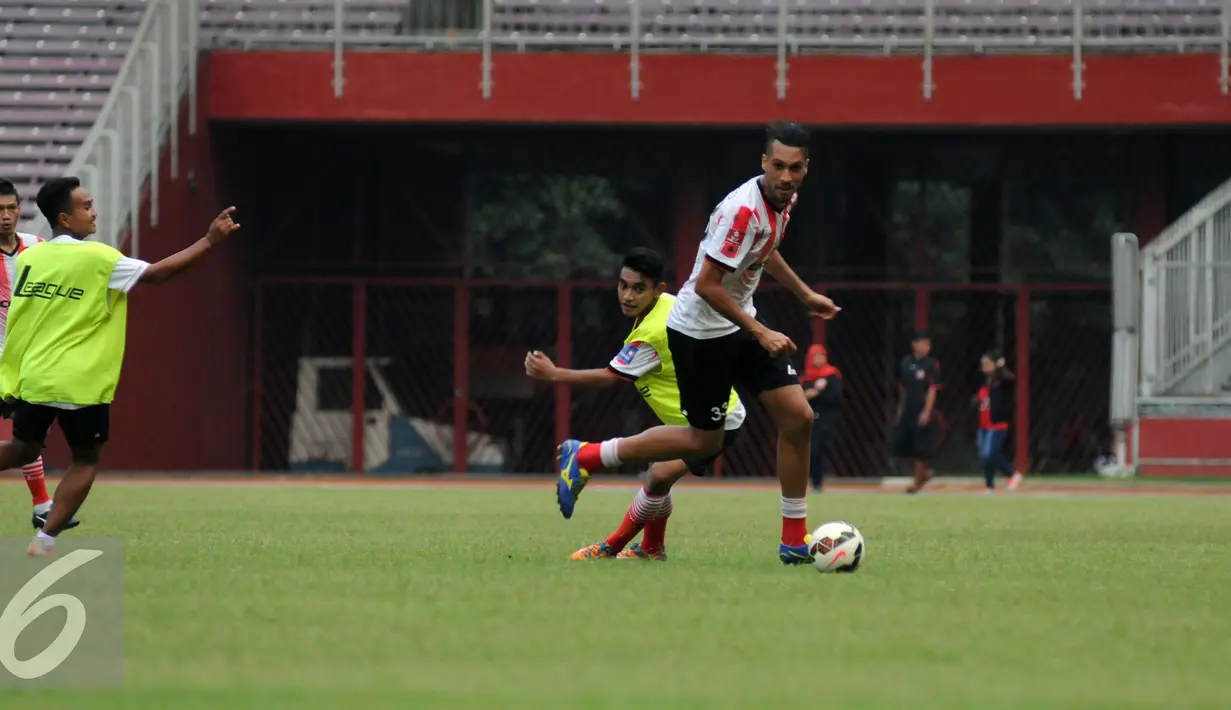 Bek Persija, William Pacheco (kanan) mengecoh Ambrizal Umanailo saat berlatih jelang laga melawan PS TNI pada lanjutan Torabika Soccer Championship presented by IM3 Ooredoo di Stadion GBK Jakarta, Kamis (9/6/2016). (Liputan6.com/Helmi Fithriansyah)
