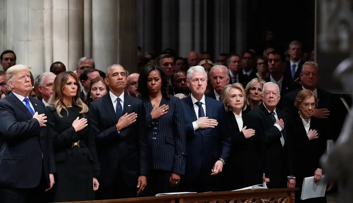 Presiden AS Donald Trump bersama mantan presiden Barack Obama, mantan presiden Bill Clinton dan mantan presiden Jimmy Carter menghadiri prosesi pemakaman kenegaraan George HW Bush di Katedral Nasional Washington, Rabu (5/12). (AP/Alex Brandon, Pool)