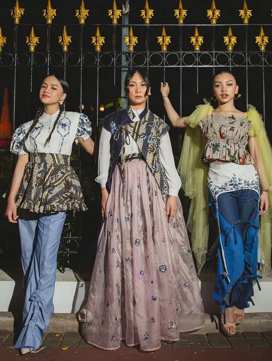 Styling keren dari Imelda Untoro pada  Riafinola bersama dua putri cantiknya Naura Ayu dan Neona Ayu. Mereka mengenakan batik tulis Madura autentik dari  @yuanatanaya.official. [@imeldaimew]