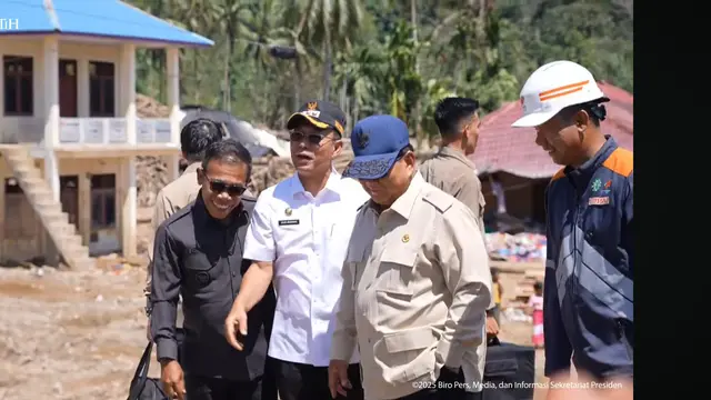 Presiden Prabowo Subianto meninjau pembangunan Jembatan Bailey Sungai Garoga di Tapanuli Selatan, Sumatra Utara (Sumut), Rabu (31/12/2025).