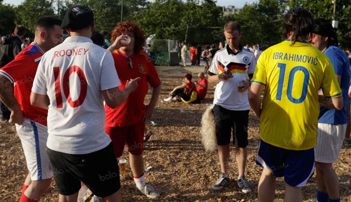 Kehadiran para bintang sepak bola tiruan ini menjadi pemandangan menarik bagi penonton di fan zone Kota Paris. (Bola.com/Vitalis Yogi Trisna)