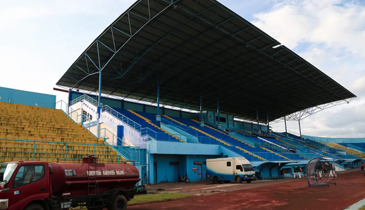 Stadion Kanjuruhan Malang dibangun sejak tahun 1997 dengan biaya lebih dari 35 miliar. Pada tanggal 9 Juni 2004, stadion ini diresmikan Presiden kelima RI Megawati Soekarnoputri, Jumat (16/1/2015). (Liputan6.com/Faizal Fanani)