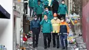 Presiden Korea Selatan Yoon Suk-yeol ( kiri tengah) mengunjungi lokasi di mana ratusan orang tewas dan terluka di Seoul, Minggu (30/10/20220). The Korea Herald melaporkan bahwa sekitar 100.000 orang telah berbondong-bondong ke Itaewon untuk merayakan malam Halloween. (AP Photo/Lee Jin-man)