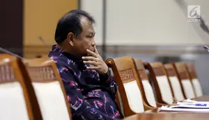 Ekspresi calon hakim MK, Arief Hidayat selama uji kelayakan dan kepatutan Hakim MK di ruang rapat Komisi III, Kompleks Parlemen, Senayan, Jakarta, Rabu (6/12). Arief terpilih sebagai hakim konstitusi menggantikan Mahfud MD. (Liputan6.com/Johan Tallo)