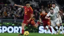 AS Roma berhasil menyamakan kedudukan di menit ke-39 melalui sepakan penalti Paulo Dybala. (Filippo MONTEFORTE / AFP)