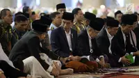 Presiden Joko Widodo (Jokowi) berbincang sebelum melaksanakan Salat Idul Fitri di Masjid Istiqlal, Jakarta, Minggu (25/6). Pemerintah menetapkan 1Syawal 1438 H pada Minggu (25/6) setelah menunaikan 29 hari ibadah puasa. (Liputan6.com/Johan Tallo)