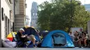 Pecinta iPhone dari Belarus rela antre di samping tenda untuk membeli Apple iPhone 7 yang baru dirilis di depan toko Apple Berlin, Jerman (12/09). Antrean sudah sampai di boulevard Kurfunstendamm, Berlin. (REUTERS/Fabrizio Bensch)