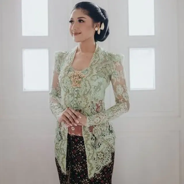 Erina Gudono kenakan kebaya hijau (Bridestory/MORDEN)