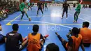 Para pemain cadangan Blacksteel Manokwari tengah serius menyaksikan laga Timnas Futsal Indonesia vs Blacksteel Manokwari pada laga uji coba jelang AFF Championship 2017 Thailand di Tifosi Sport Center, Selasa (16/1/2016). (Bola.com/Nicklas Hanoatubun)