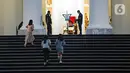 Jemaat tiba untuk melaksanakan ibadah malam Natal di Gereja Immanuel, Jakarta, Jumat (24/12/2021). Perayaan ibadah malam Natal mengingatkan umat untuk saling mengasihi dengan segenap hati dalam kasih persaudaraan yang tulus dan ikhlas melalui tindakan belarasa. (Liputan6.com/Faizal Fanani)