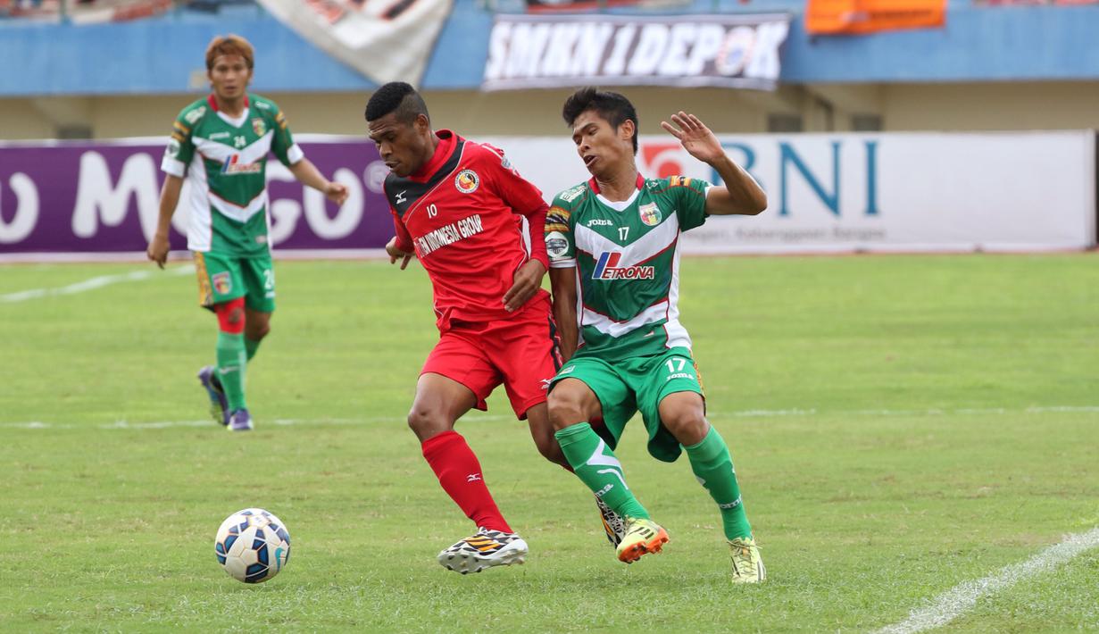 Pemain Mitra Kukar, Dinan Javier (kanan), berebut bola dengan pemain Semen Padang, Vendry Mofu, pada lanjutan Grup D Piala Jenderal Sudirman 2015 di Stadion Manahan, Solo, Selasa (15/12/2015). (Bola.com/Nicklas Hanoatubun)
