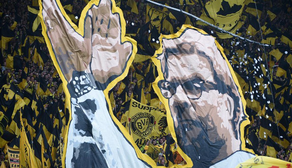 Spanduk raksasa berwajah Klopp terlihat jelas di Stadion Signal Iduna Park. (PATRIK STOLLARZ/AFP)