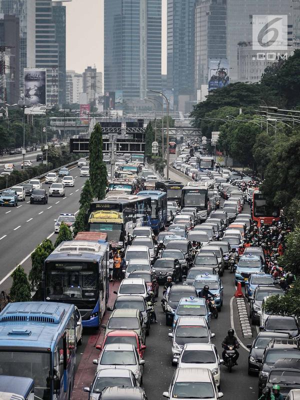 Kendaraan roda dua dan empat tampak terjebak macet panjang di kawasan Jalan Gatot Subroto, Jakarta, Minggu (9/12). Kemacetan tersebut diakibatkan oleh ribuan suporter yang ingin menunju ke Stadion Gelora Bung Karno. (Liputan6.com/Faizal Fanani)