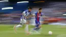 Bintang Barcelona, Lionel Messi, berusaha melewati bek Alaves, Theo Hernandez, pada laga final Copa Del Rey di Stadion Vicente Calderon, Madrid, Sabtu (27/5/2017). Barcelona menang 3-1 atas Alaves. (AP/Daniel Ochoa)