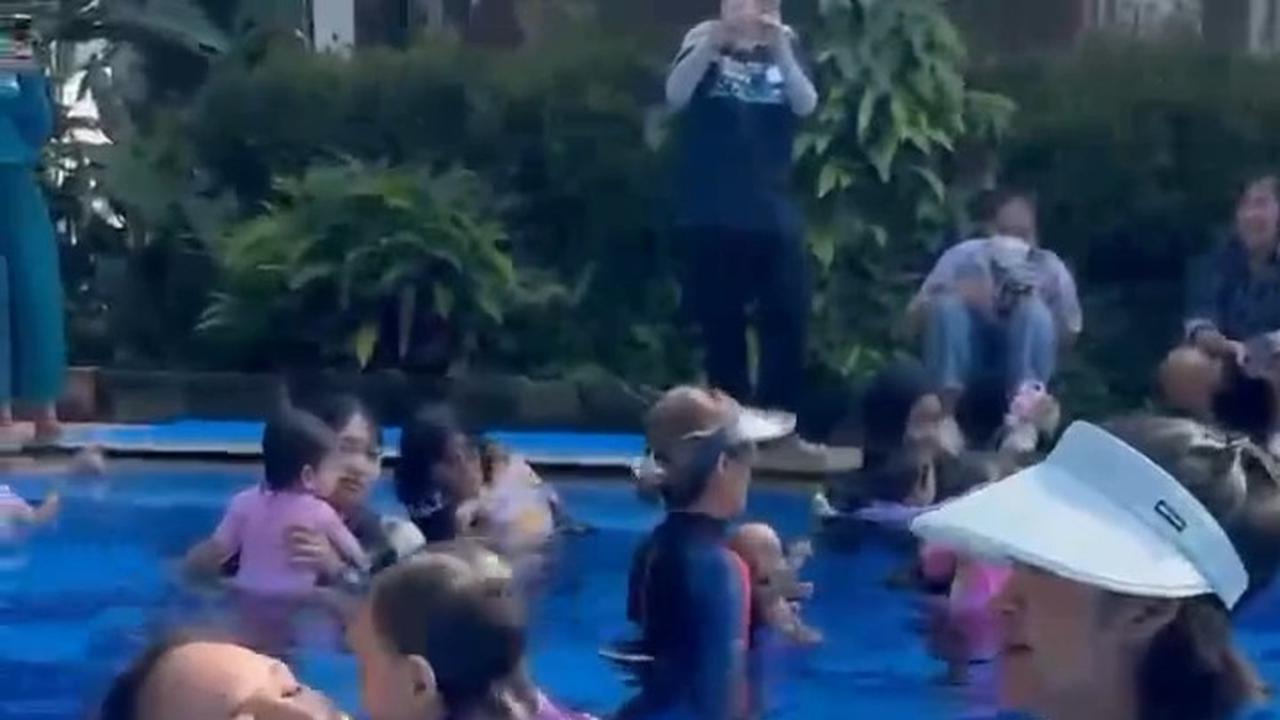 5 Potret Seru dan Gemasnya Djala Anak Nadine Chandrawinata Belajar Berenang