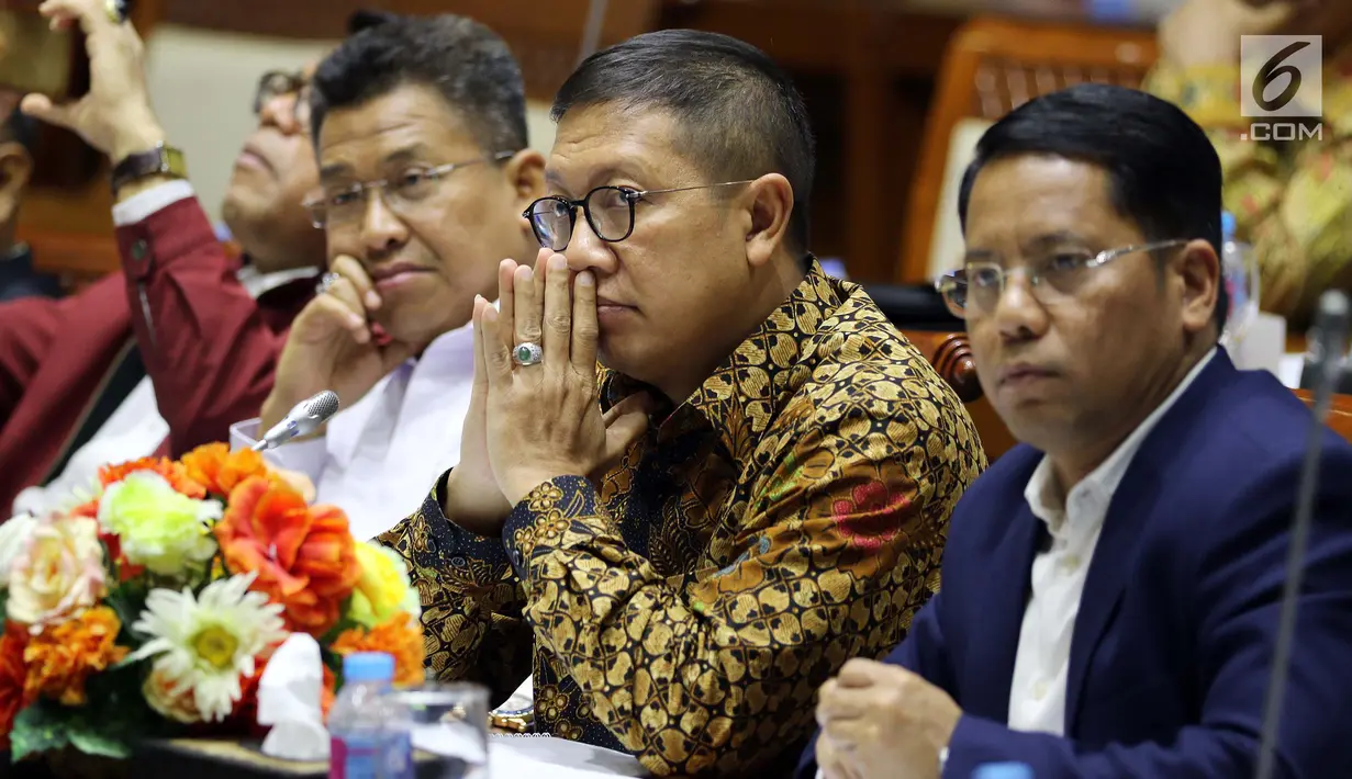Menteri Agama Lukman Hakim Saifuddin saat mengikuti Raker dengan Komisi VIII DPR di Kompleks Parlemen, Senayan, Jakarta, Selasa (4/9). Raker tersebut membahas Rencana Kerja/Anggaran Kementerian Agama Tahun Anggaran 2019. (Liputan6.com/Johan Tallo)