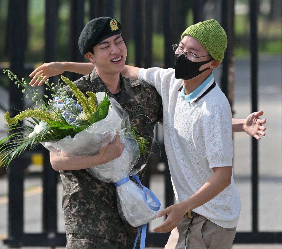 Personel boyband K-Pop BTS, Jin mendapat pelukan hangat dari rekannya J-Hope saat keluar dari pangkalan militer di Yeoncheon, Korea Selatan, pada 12 Juni 2024. Jin akhirnya mendapatkan bebas tugas dinas militer setelah menyelesaikan wajib militer (wamil).