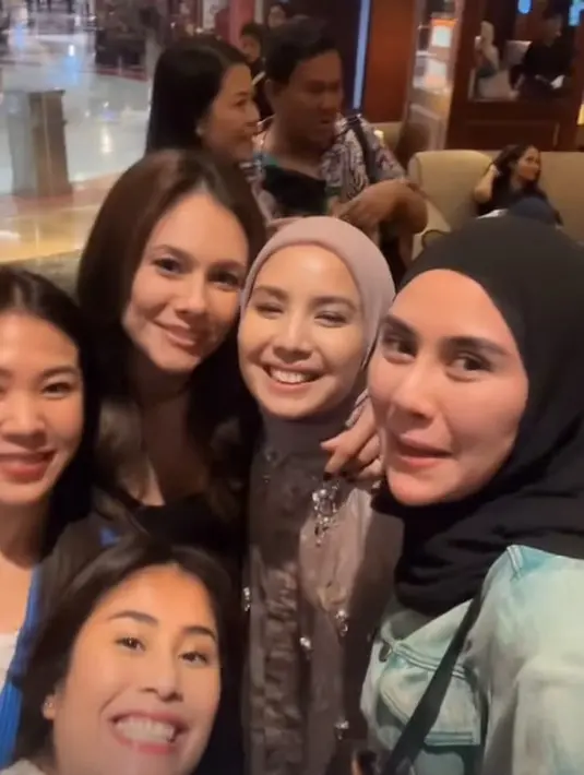 Kenakan hijab lilit, Tya Ariestya tampil santun shirt dress brukat abu-abu berpayet dan shoulder bag [@syahnazs]