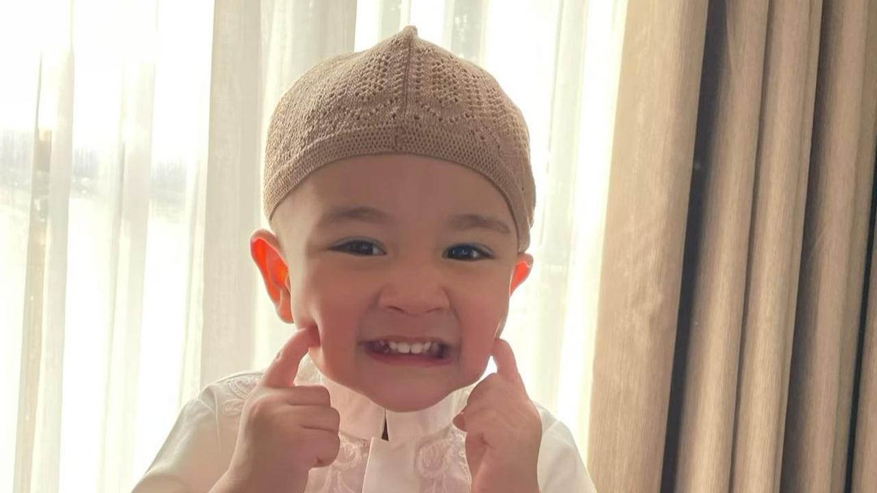 10 Potret Lucu Rayyanza Pakai Baju Koko Lengkap dengan Peci dan Sarung, Ramai Disebut 'Pak Haji Cipung' oleh Netizen