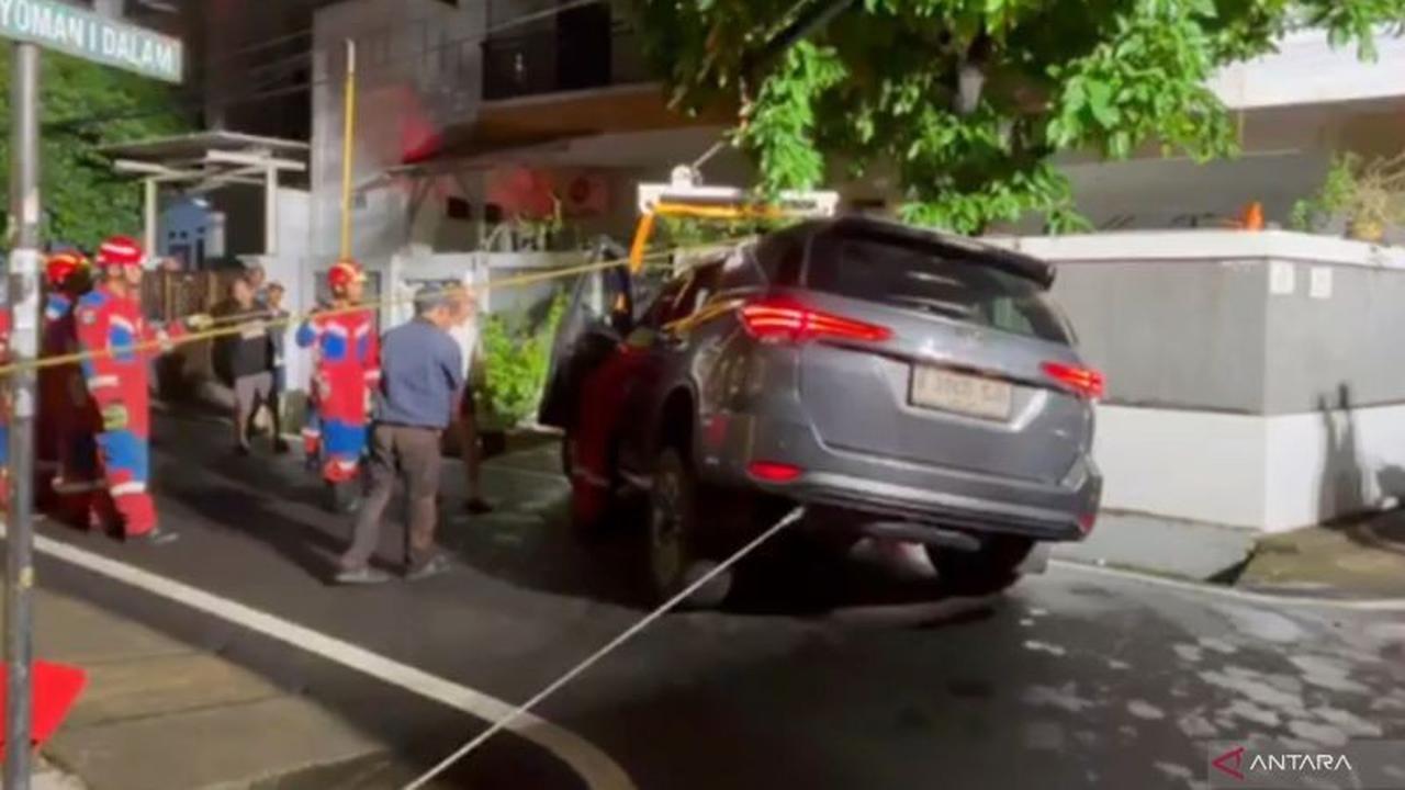 Mobil Terperosok Matraman Saat Belajar Nyetir, Petugas Gulkarmat Sigap Evakuasi