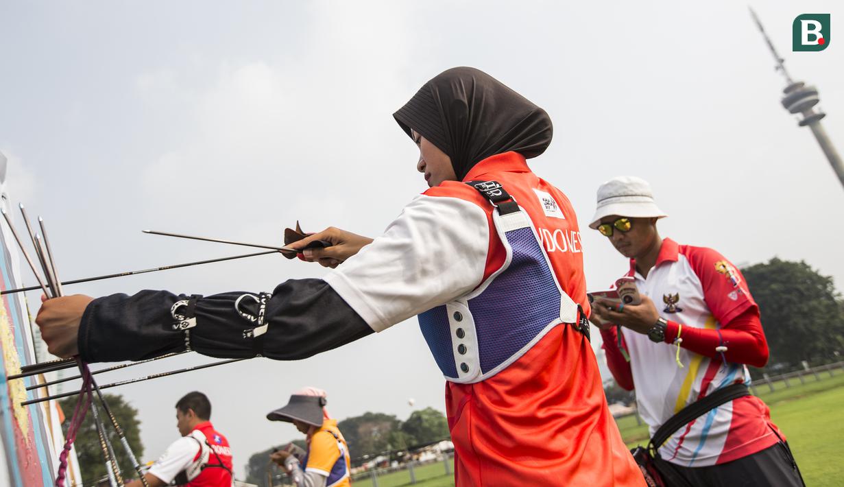Pepanah Indonesia, Diananda Choirunisa, saat pemusatan latihan jelang Asian Games XVIII di Lapangan Panahan Senayan, Jakarta, Rabu (6/6/2018). Cabang panahan menargetkan satu medali emas pada Asian Games. (Bola.com/Vitalis Yogi Trisna)