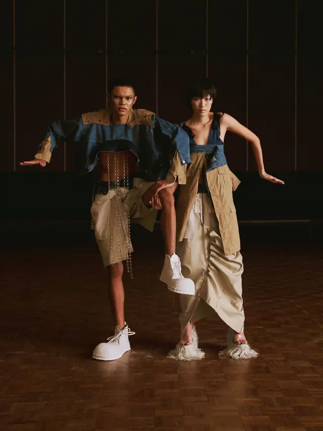 TANGAN bersama Ayla Dimitri