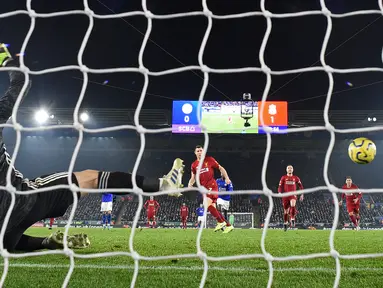 Pemain Liverpool James Milner (tengah) mencetak gol ke gawang Leicester City pada pertandingan Liga Inggris di King Power Stadium, Leicester, Inggris, Kamis (26/12/2019). Liverpool menang 4-0. (Oli SCARFF/AFP)