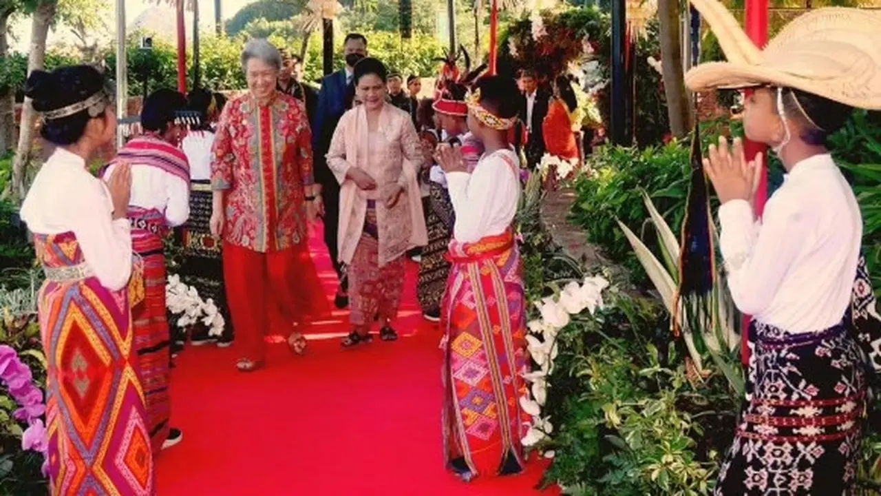 Iriana Jokowi Bersanggul Saat Temani Pendamping Negara ASEAN Jalan-Jalan di Labuan Bajo