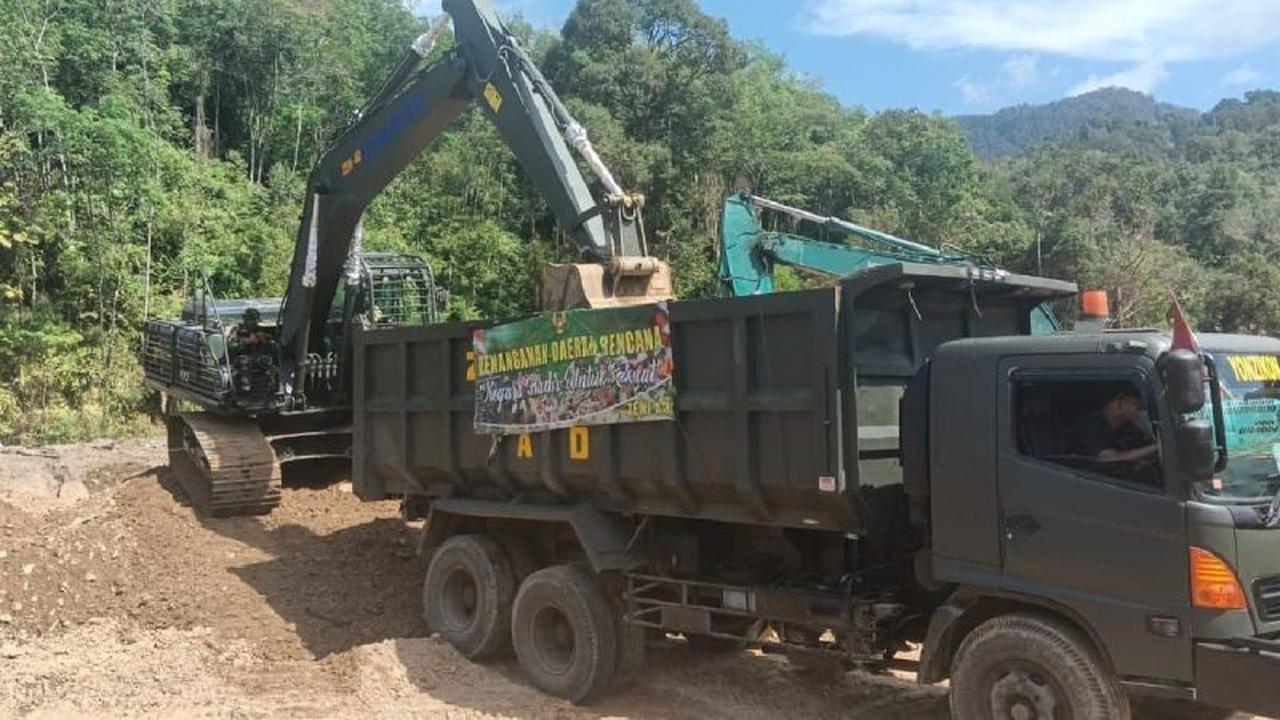 TNI Maksimalkan Alat Berat Bersihkan Gereja di Tapanuli Tengah Pasca Banjir