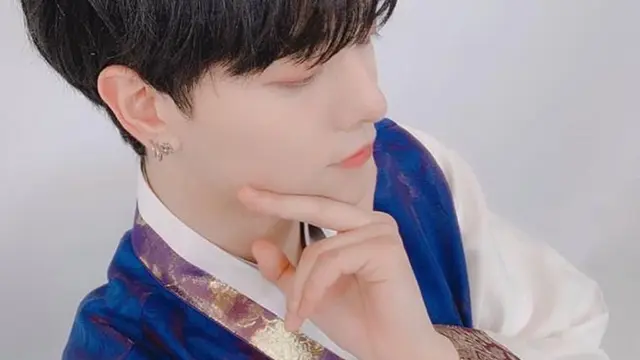 Ravn Oneus dengan anting mungil