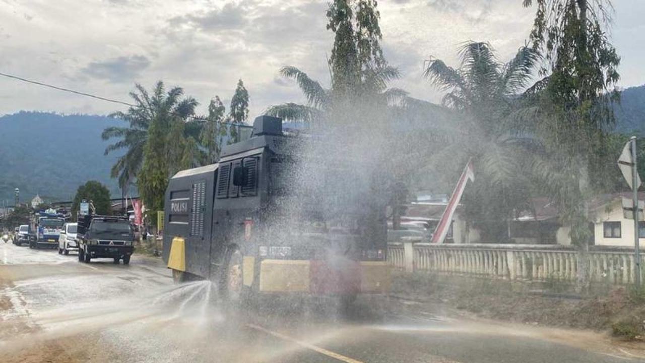 Cegah ISPA, Polres Aceh Selatan Bersihkan Debu Banjir dengan Water Cannon