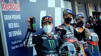 Maverick Vinales (kiri) dan Fabio Quartararo (tengah) di podium MotoGP Jerez 2020, Minggu (19/7/2020). (Handout/MotoGPAFP)