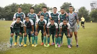 PS TNI saat bertanding melawan Villa 2000 di Lapangan Mako Kostrad, Cilodong, Jawa Barat, Rabu ( 13/4/2016). (Bola.com/Nicklas Hanoatubun)