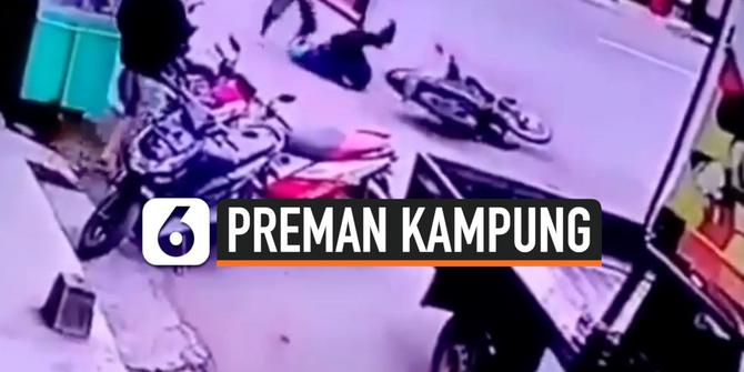 VIDEO: Viral Rekaman CCTV Pegawai Bank Dikeroyok Preman di Jalan