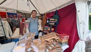 Iyan (46), pengrajin gantungan kunci hingga lampu dekoratif (Ardhi Munthe/Liputan6.com)